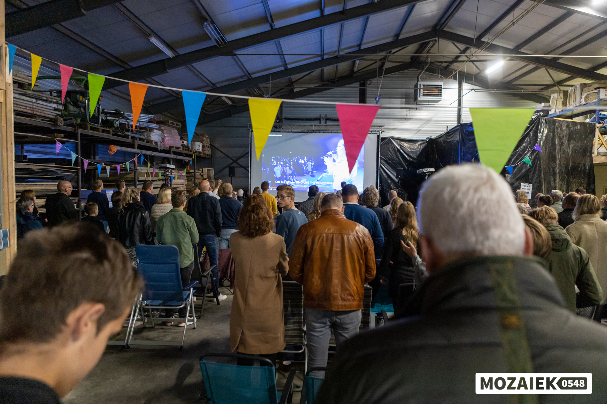 Bijeenkomst van Mozaiek0548 in de hal van De Jong Betonvloeren, oktober 2021