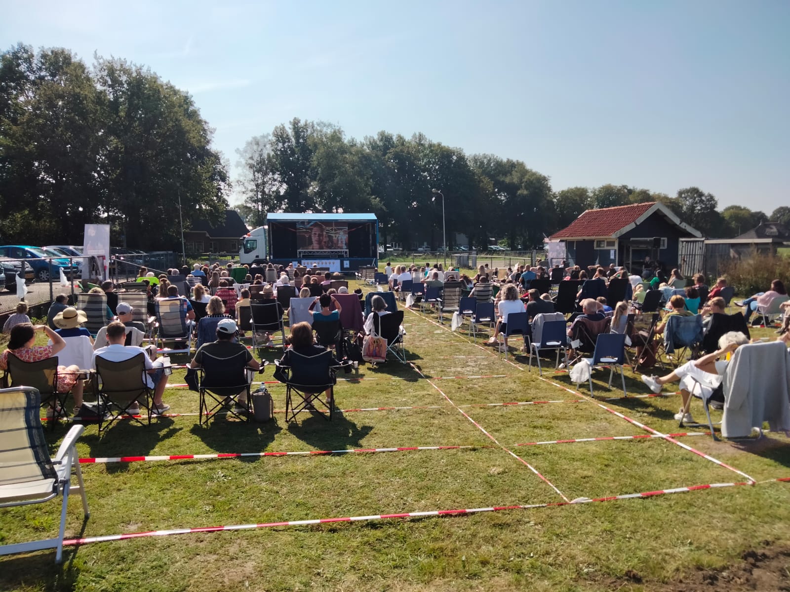 Openluchtdienst van Mozaiek0548 met stoelen in het gras, september 2021