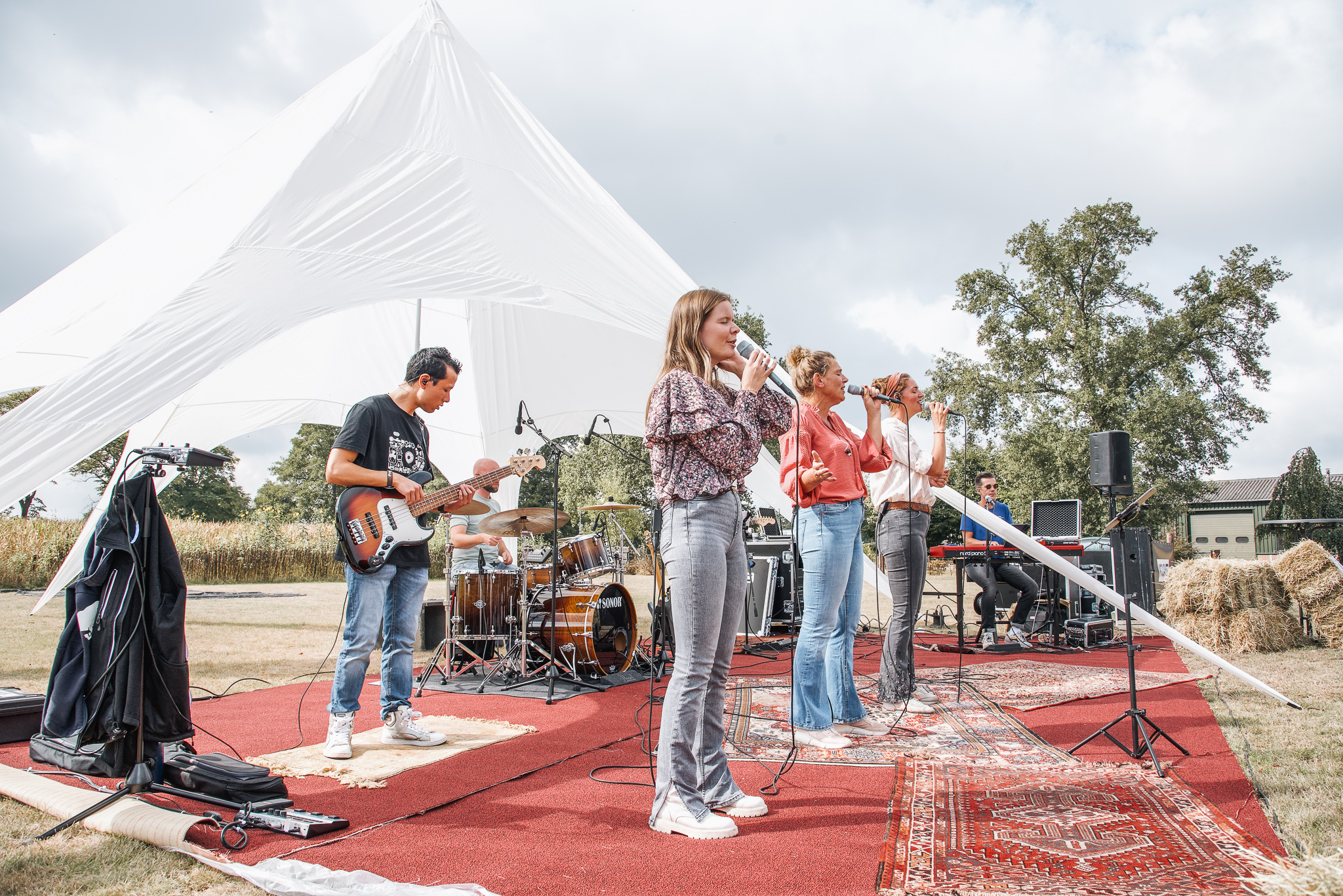 De band speelt op het podium in de open lucht tijdens de buitendienst