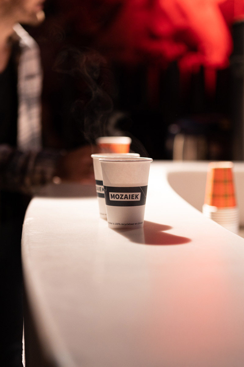 Bekertje koffie op de balie van de koffiebar