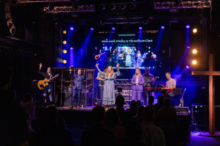 Worshipband met opgeheven handen op het podium van Mozaiek0548 tijdens de worship