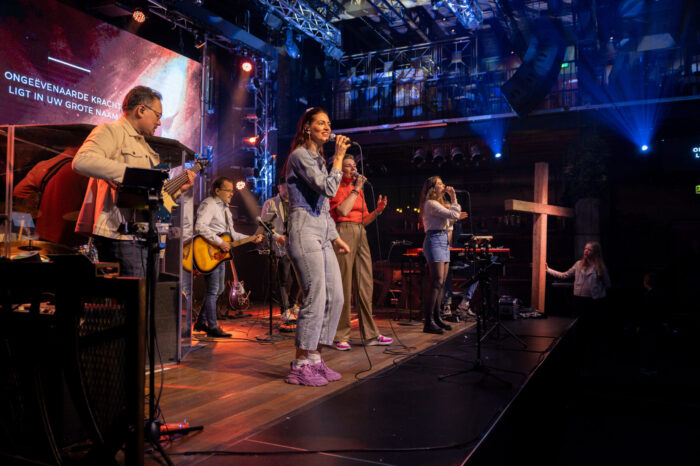 Zangeres en band op het podium van Mozaiek0548, gezien vanaf de zijkant van het podium